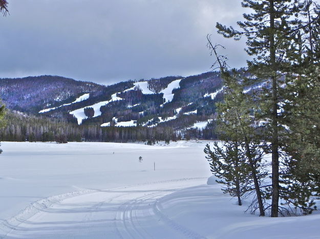 A nordic ski trail with view of Fortification Mountain. Photo by Scott Almdale.